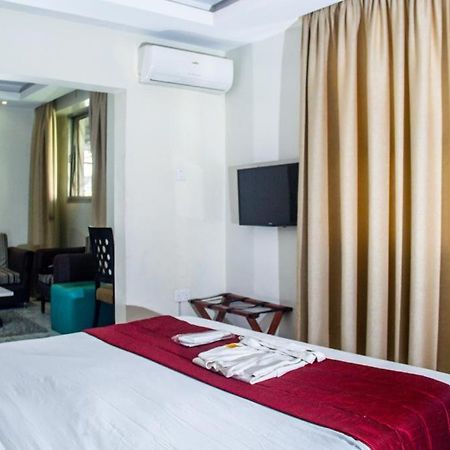Glee Hotel Aliayabiagba ภายนอก รูปภาพ