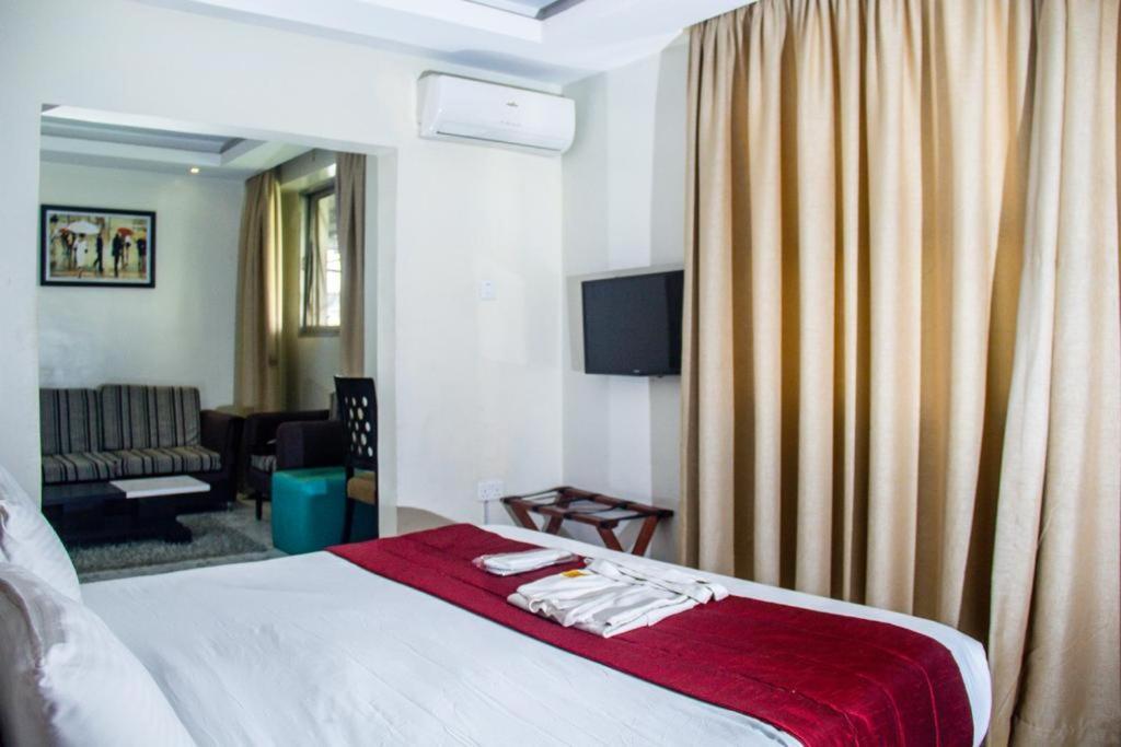 Glee Hotel Aliayabiagba ภายนอก รูปภาพ
