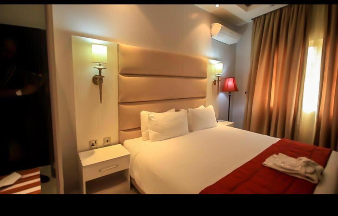 Glee Hotel Aliayabiagba ภายนอก รูปภาพ
