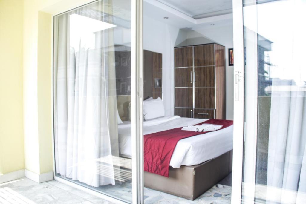 Glee Hotel Aliayabiagba ภายนอก รูปภาพ
