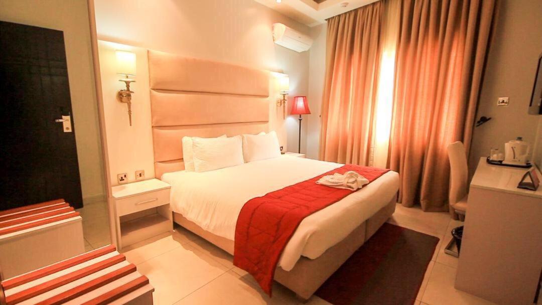 Glee Hotel Aliayabiagba ภายนอก รูปภาพ