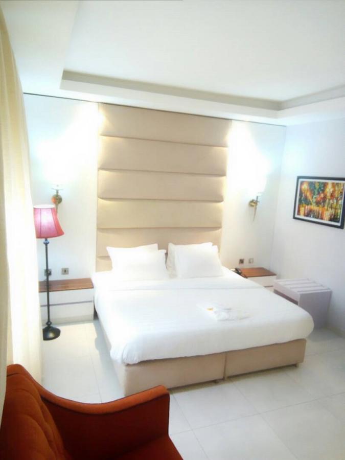 Glee Hotel Aliayabiagba ภายนอก รูปภาพ