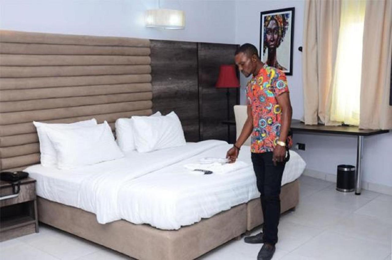 Glee Hotel Aliayabiagba ภายนอก รูปภาพ