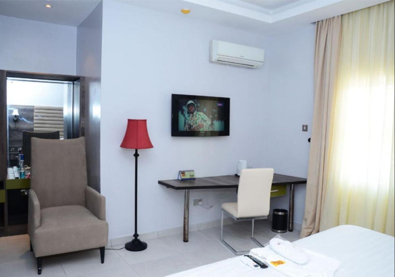 Glee Hotel Aliayabiagba ภายนอก รูปภาพ
