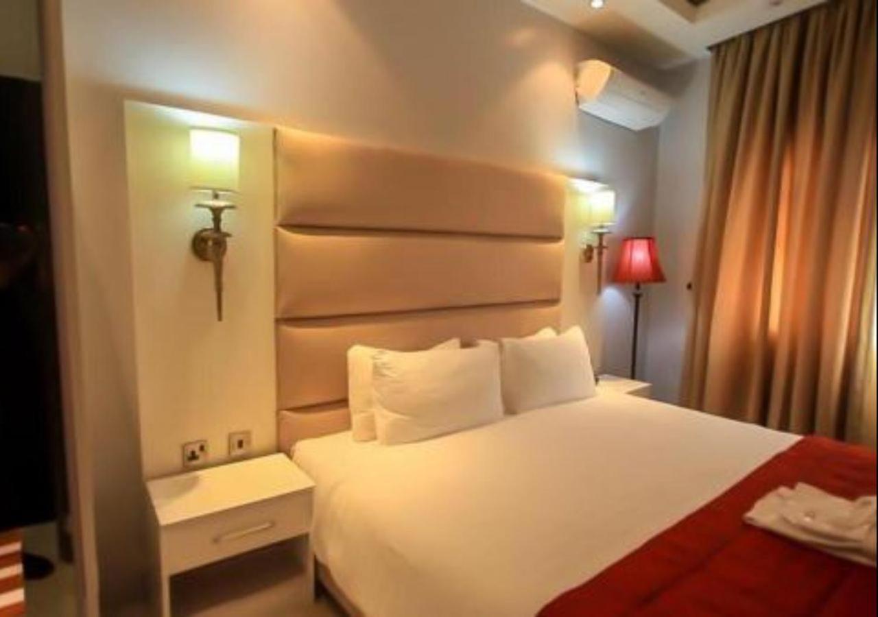 Glee Hotel Aliayabiagba ภายนอก รูปภาพ