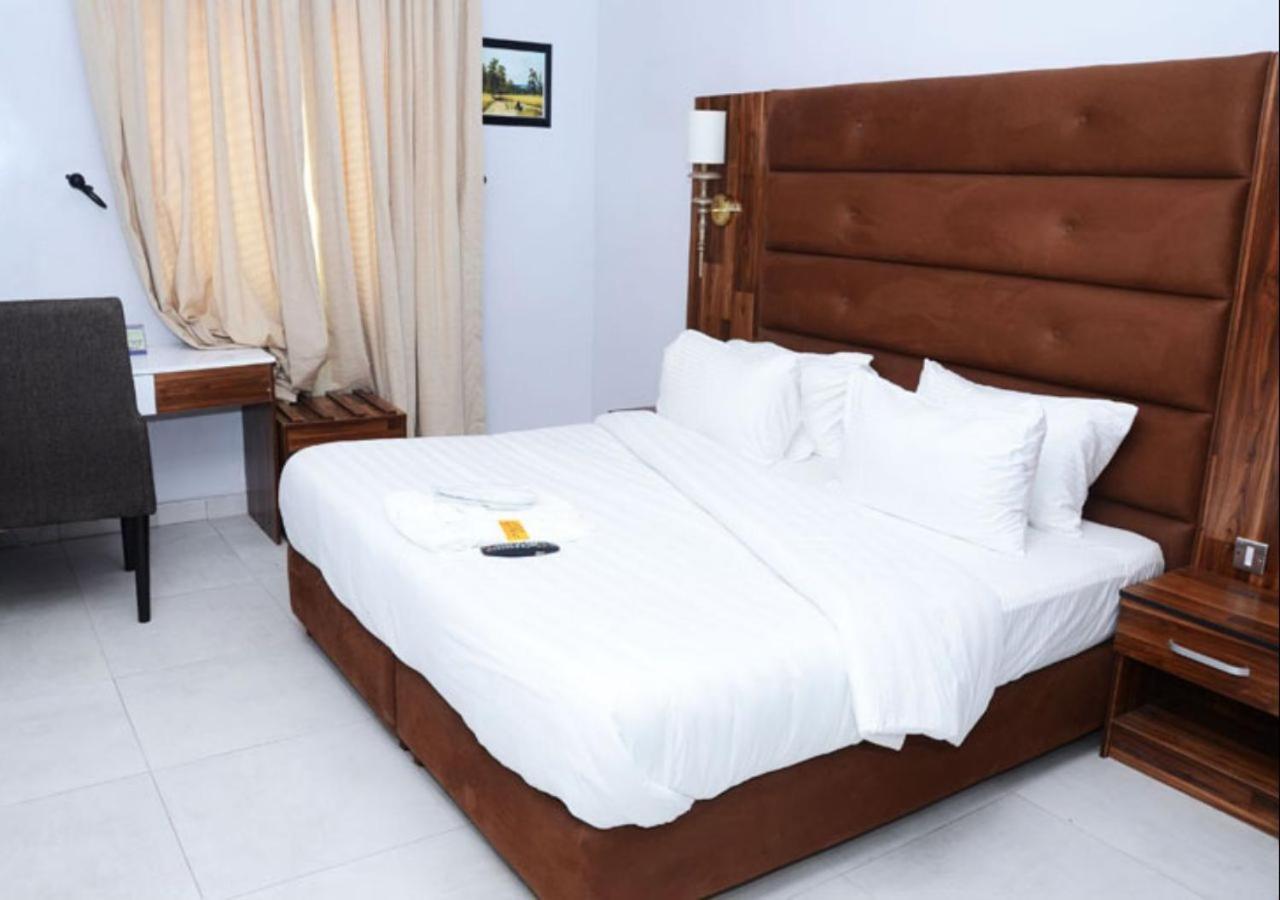 Glee Hotel Aliayabiagba ภายนอก รูปภาพ