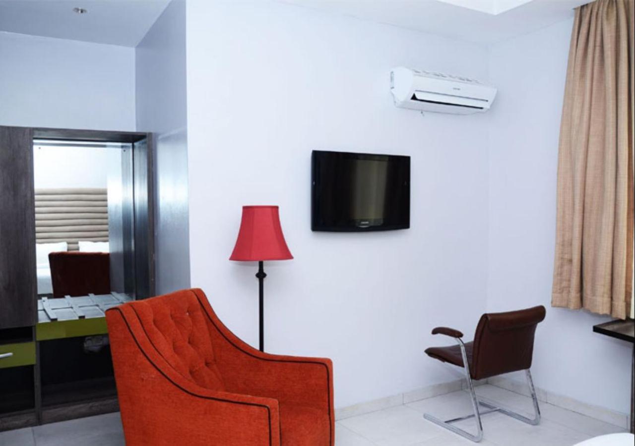 Glee Hotel Aliayabiagba ภายนอก รูปภาพ