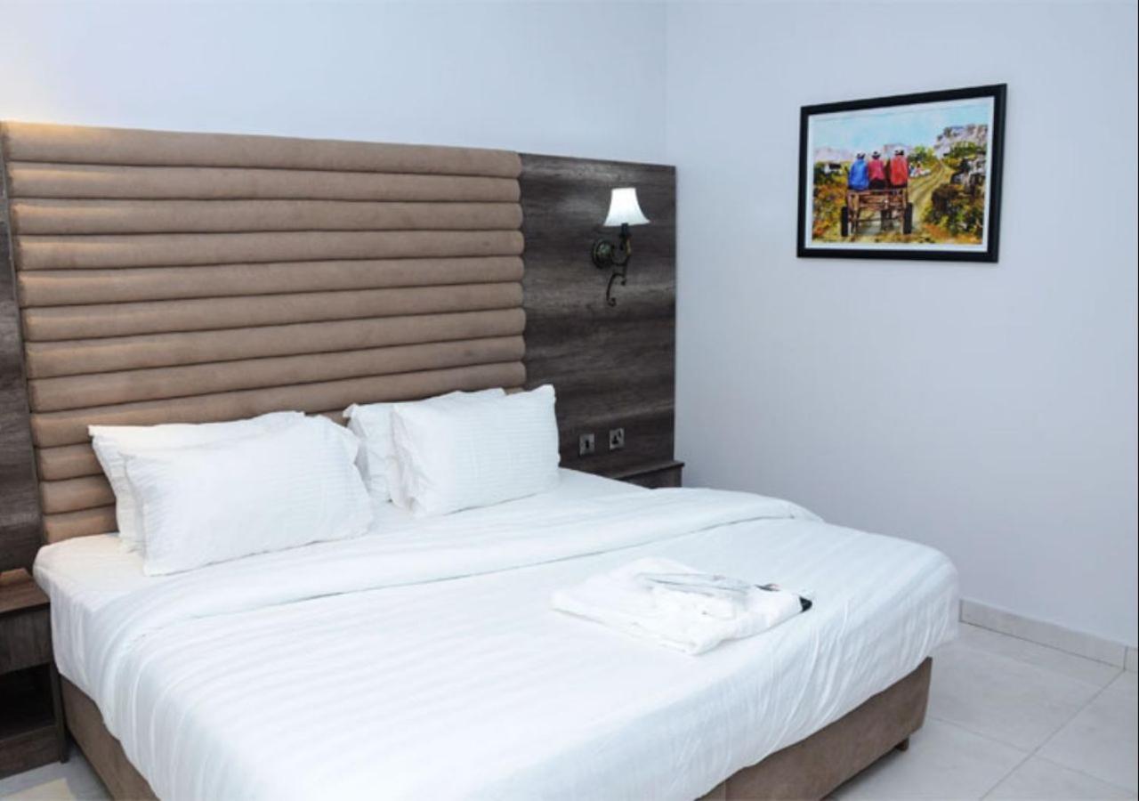 Glee Hotel Aliayabiagba ภายนอก รูปภาพ