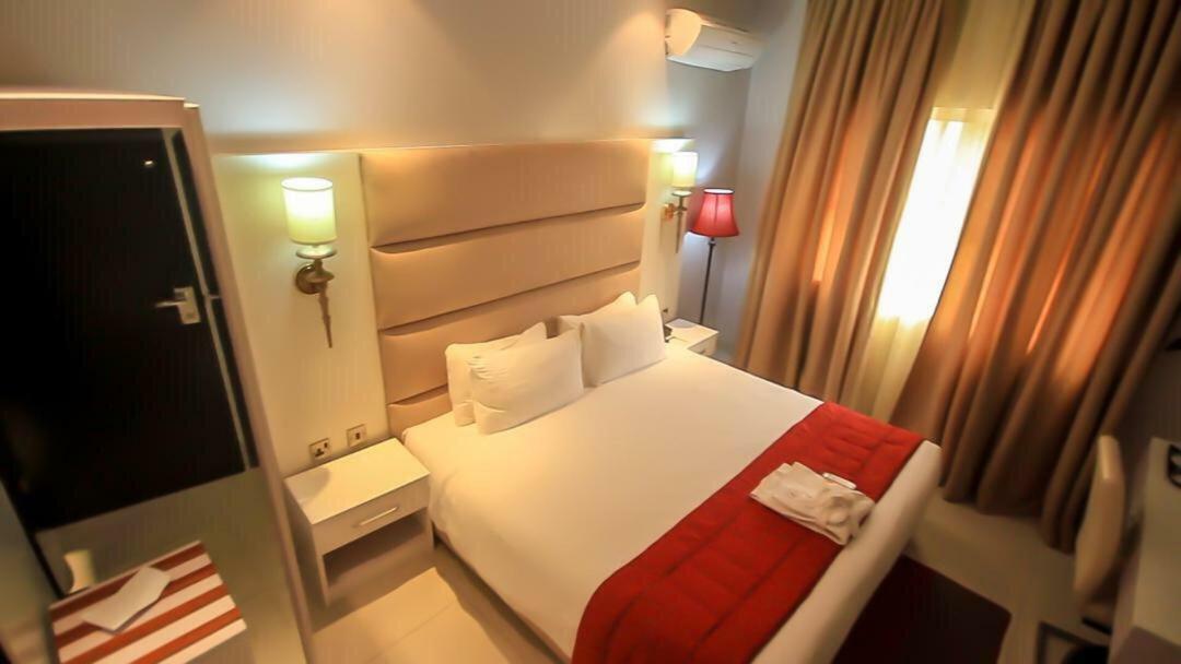 Glee Hotel Aliayabiagba ภายนอก รูปภาพ