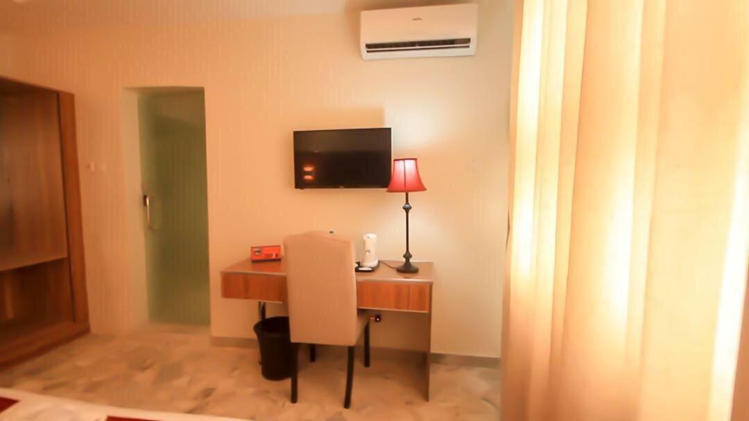 Glee Hotel Aliayabiagba ภายนอก รูปภาพ